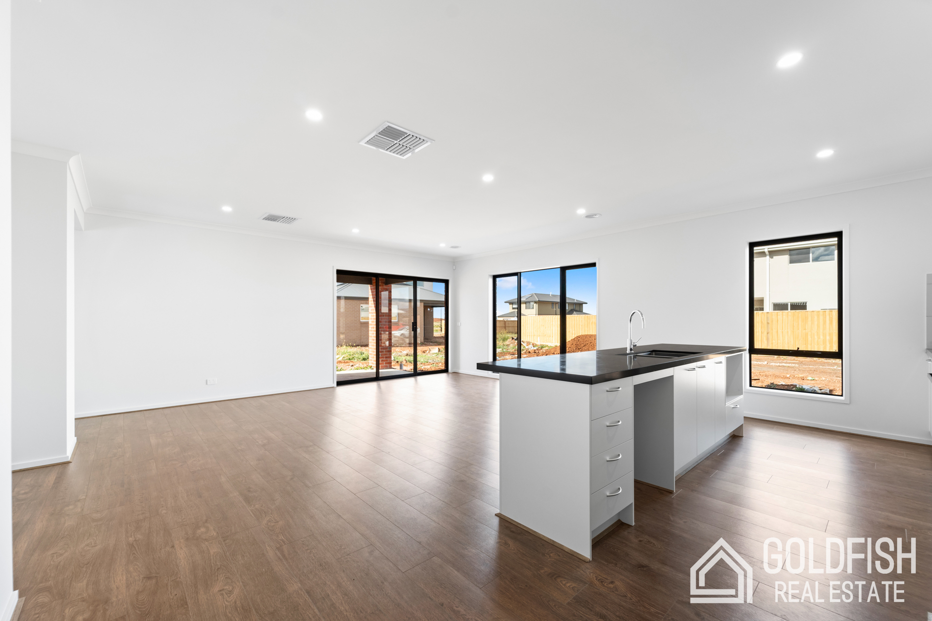https://agentboxcdn.com.au/clients-data/8061/public_html/media/lt/1/1P0263/171565350220817229-rsd.jpg